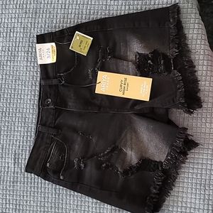 Ariya Curvy Jean Shorts NWT Size 3/26